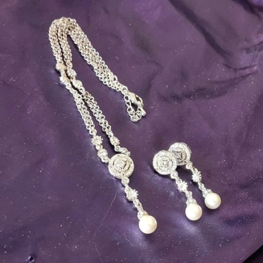 Beautiful set of rhinestone and pearl stud earrings and necklace